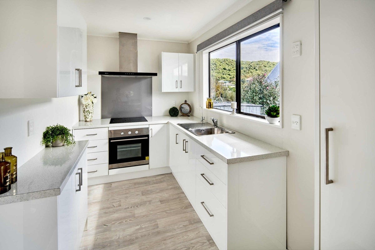 2/11 TE ARAWI ST, TAKAPUWAHIA, PORIRUA - Carousel 2