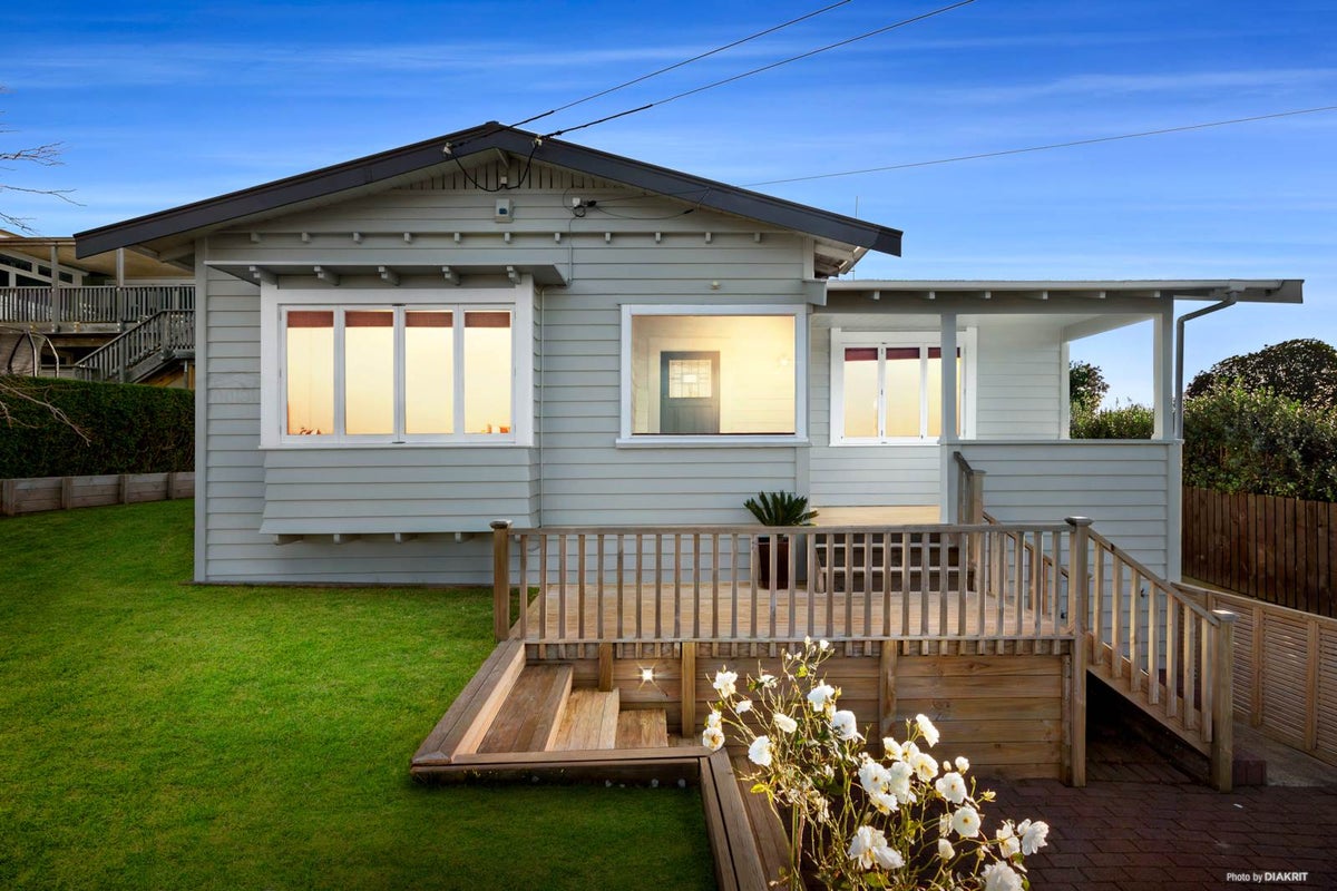 46 Woodward Avenue, Mangere Bridge, Auckland - Carousel 1