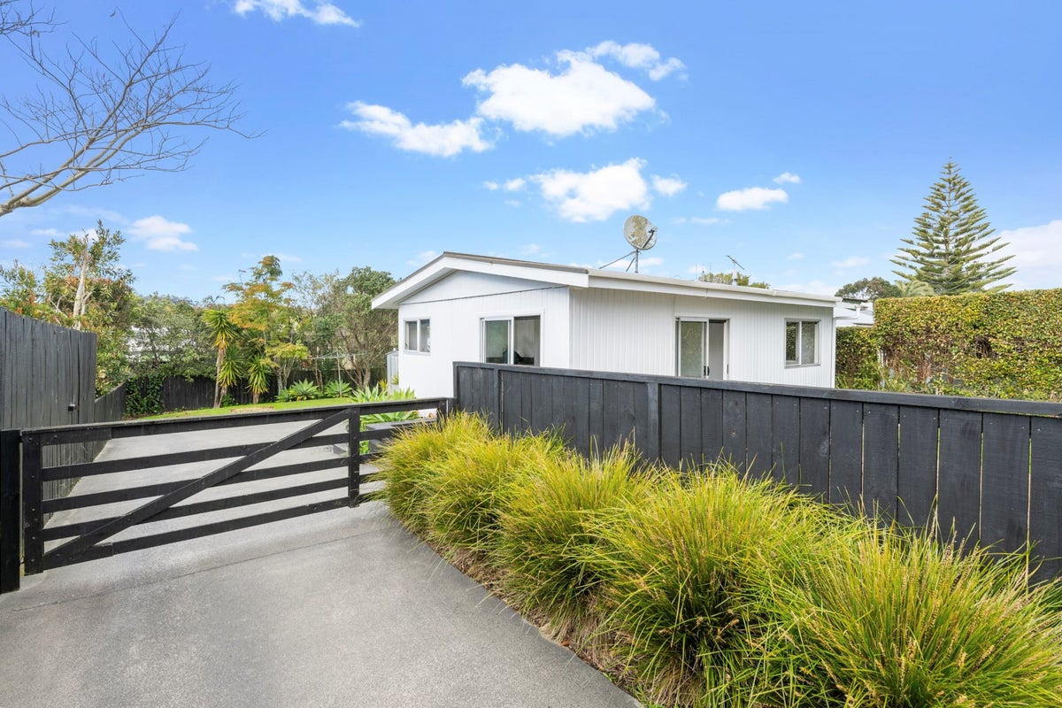 121A Rosario Crescent, Red Beach, Whangaparaoa - Carousel 1
