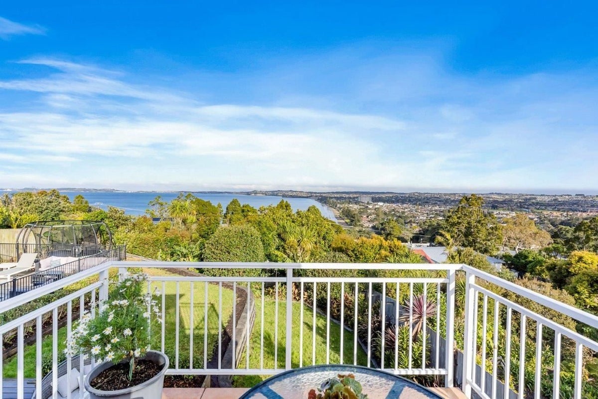8 Hillcrest Road, Hatfields Beach, Orewa - Carousel 1