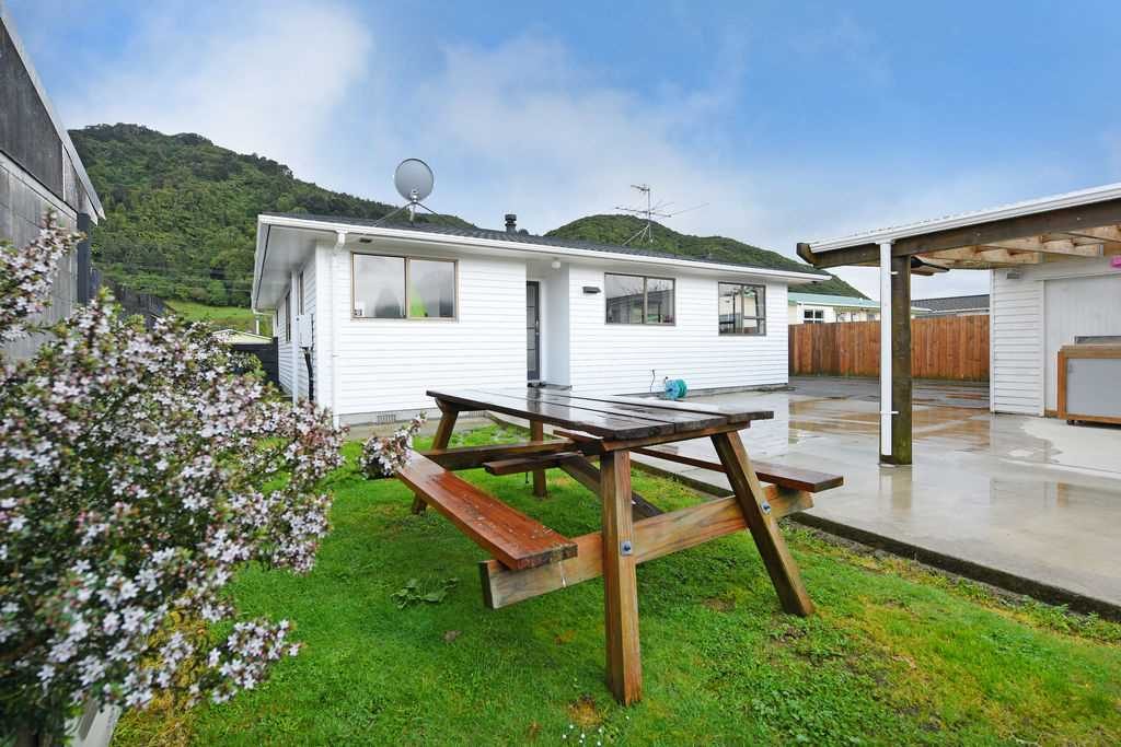 4 Fremont Grove, Totara Park, Upper Hutt - Carousel 2