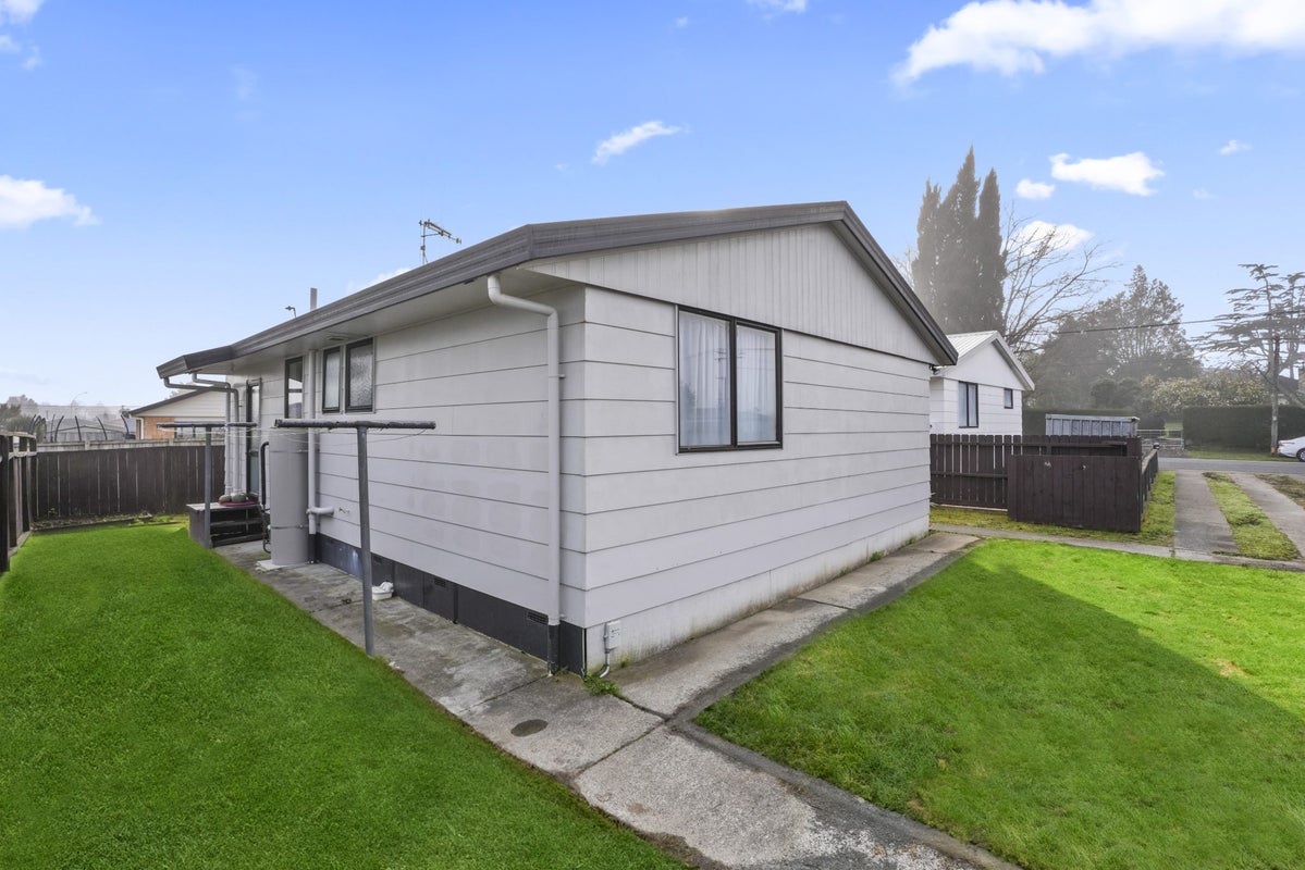 10B Saxbys Road, Glenview, Hamilton - Carousel 12