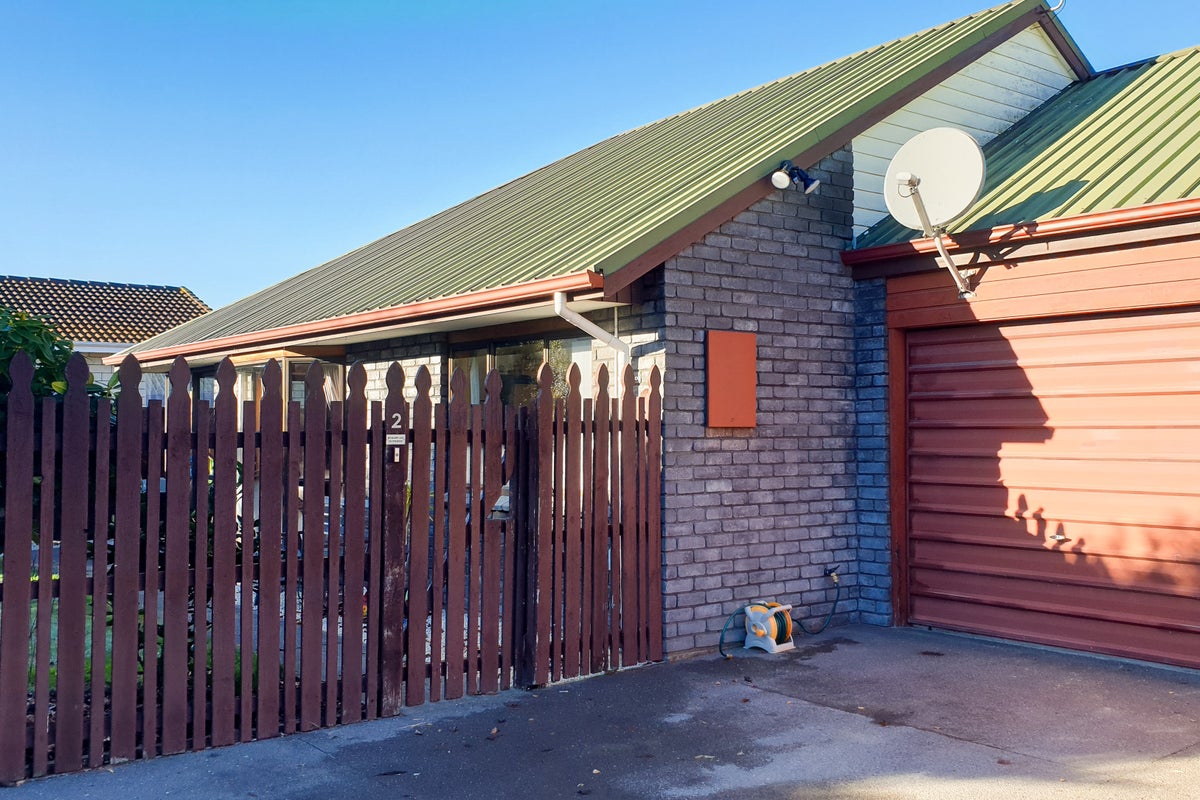 2/38 Chipping Lane, Redwood, Christchurch - Carousel 1