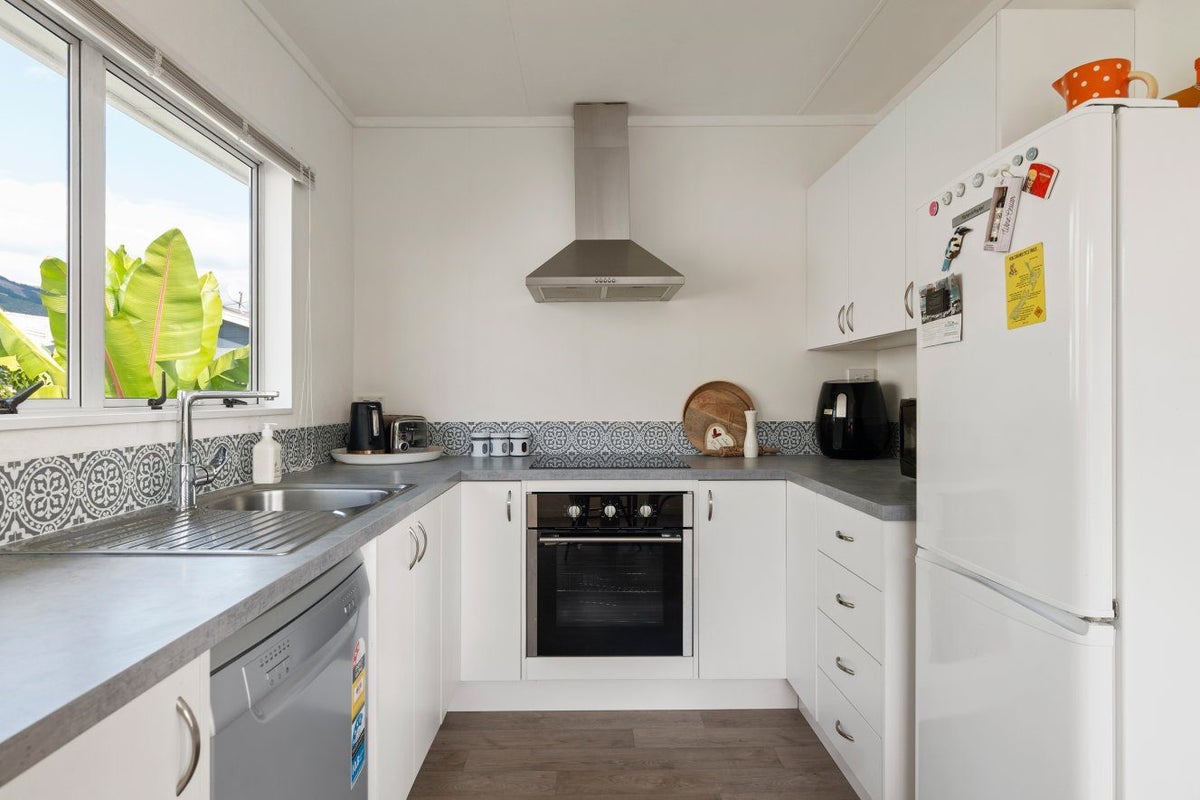 2/16 Parkers Road, Tahunanui, Nelson - Carousel 1
