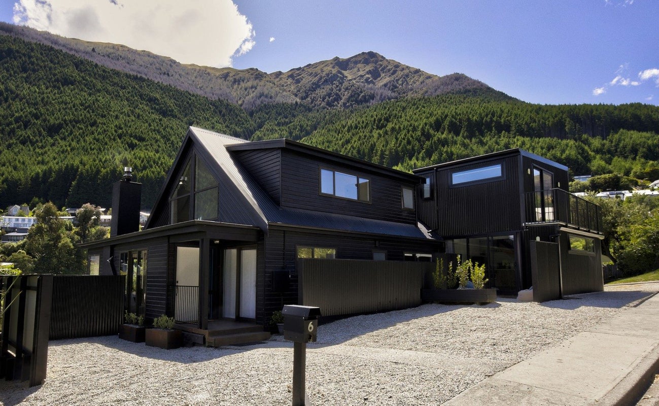 6 MacKinnon Terrace, Sunshine Bay, Queenstown - Carousel 1