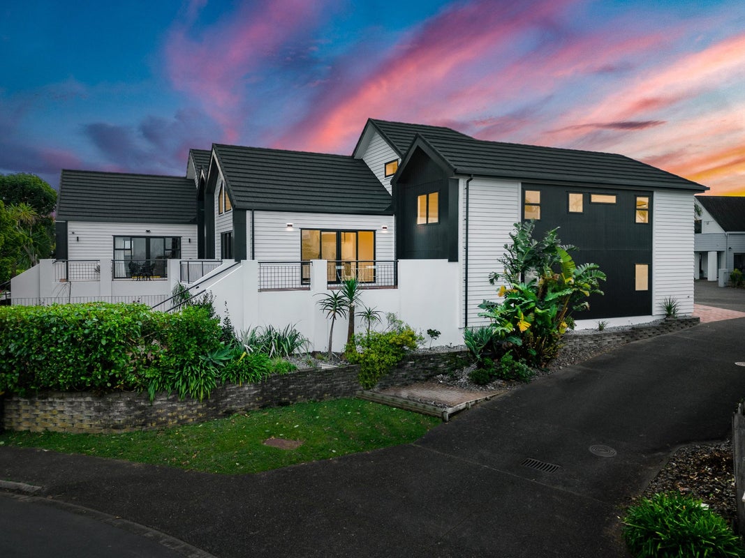16A Saint Jerome Avenue, Te Atatu Peninsula, Auckland - Carousel 1