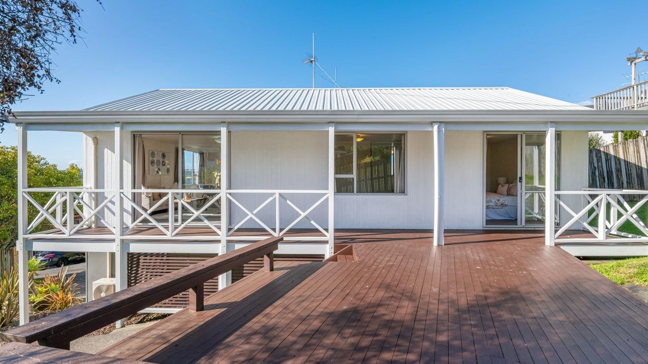 2/26 Barbados Drive, Unsworth Heights, Auckland - Carousel 1