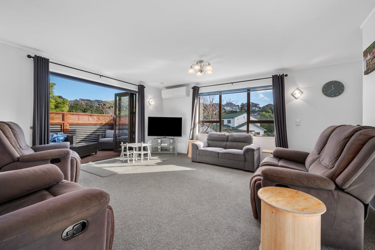 6 Wantwood Grove, Churton Park, Wellington - Carousel 1