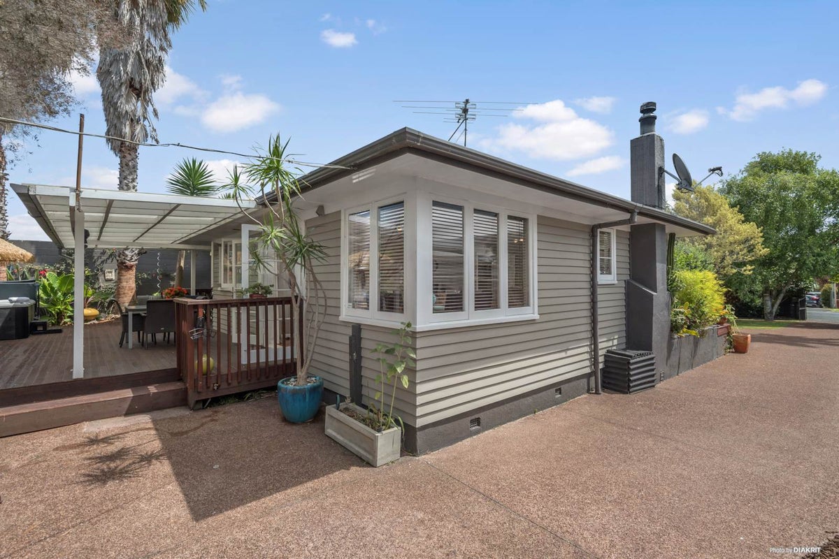 45 Gloria Avenue, Te Atatu Peninsula, Auckland - Carousel 2