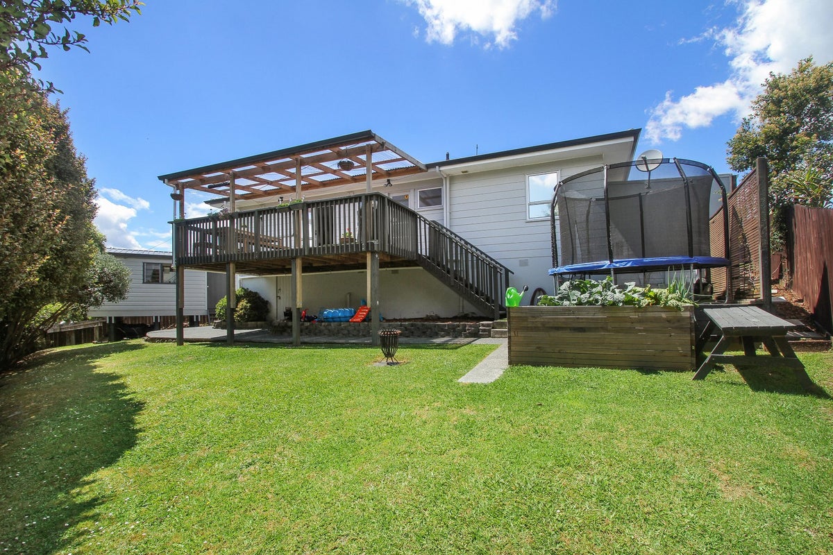 11 Katrina Place, Massey, Auckland - Carousel 2
