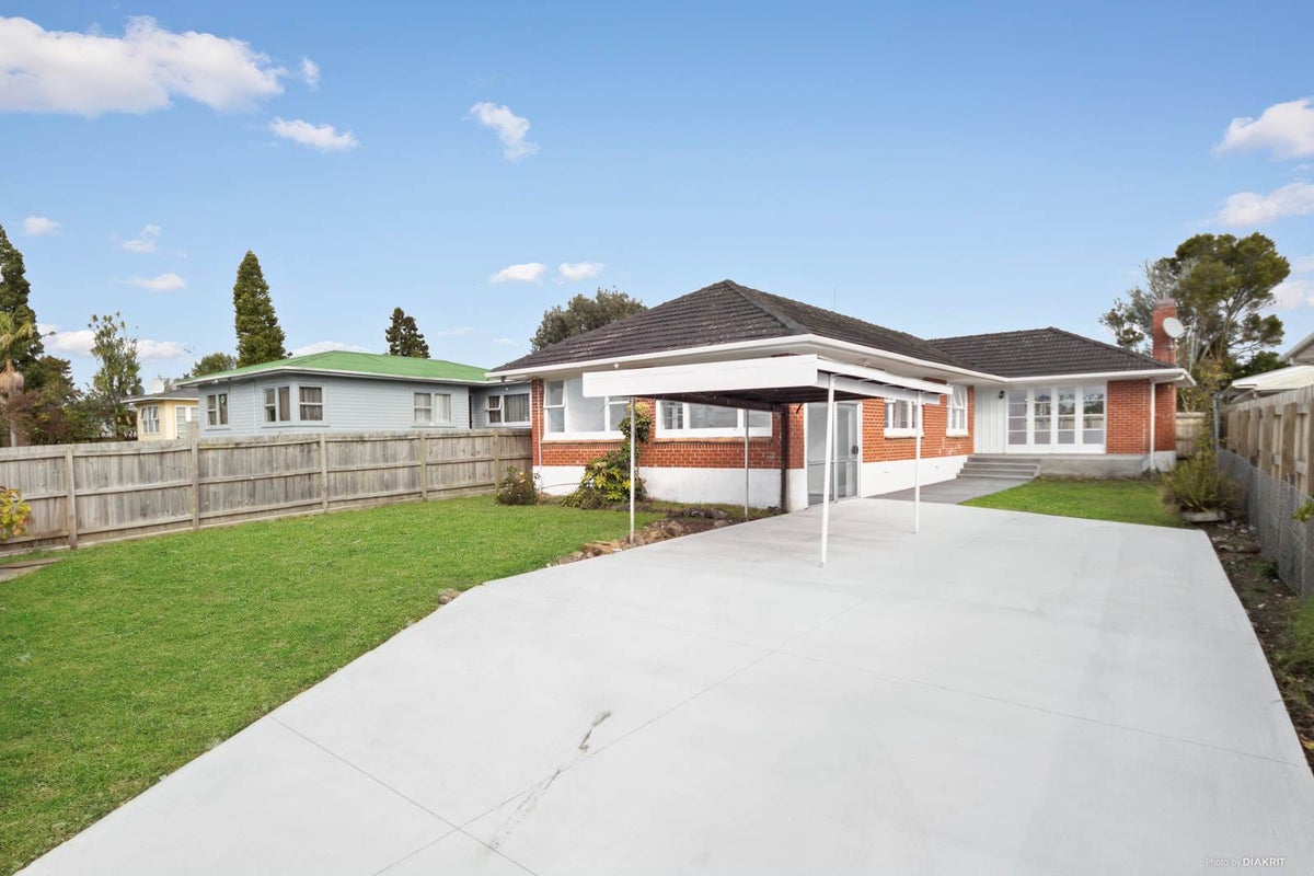10 Albert Road, Kelston, Auckland - Carousel 1