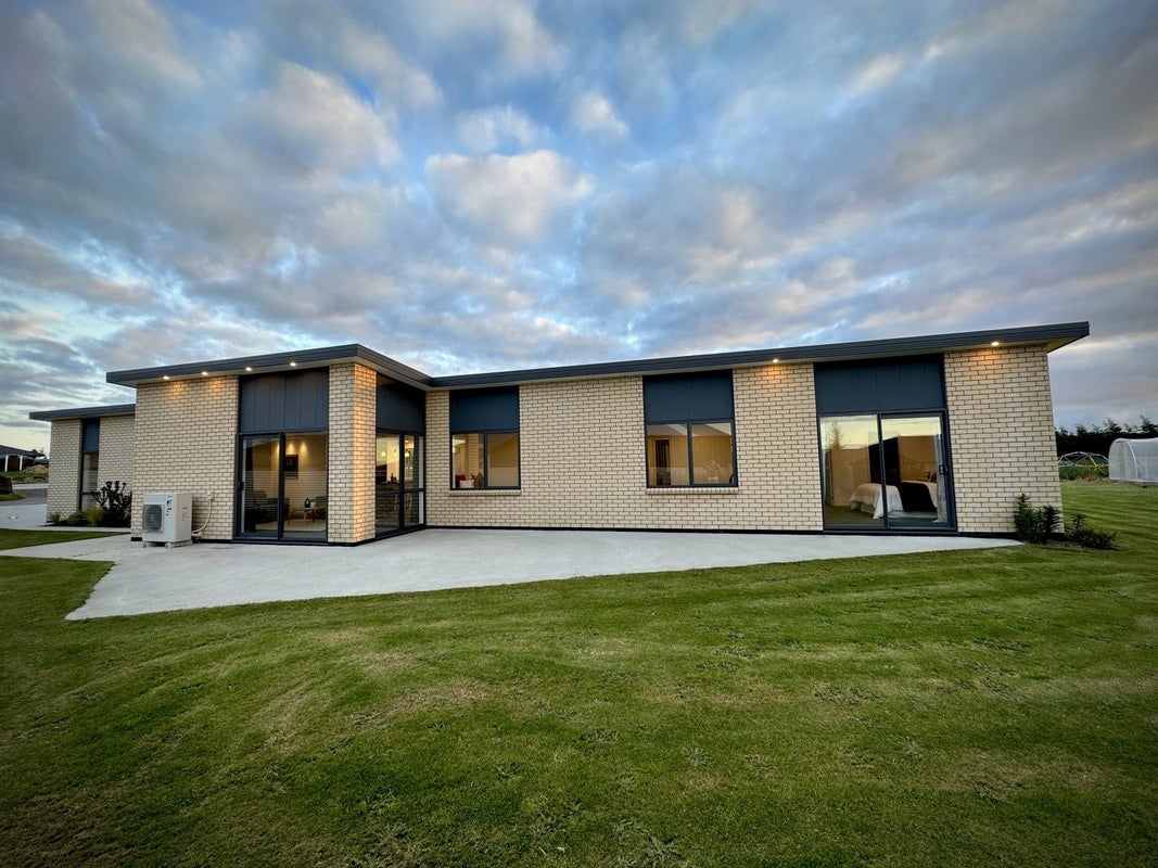 8 Chatham Rise, Seaward Bush, Invercargill - Carousel 1