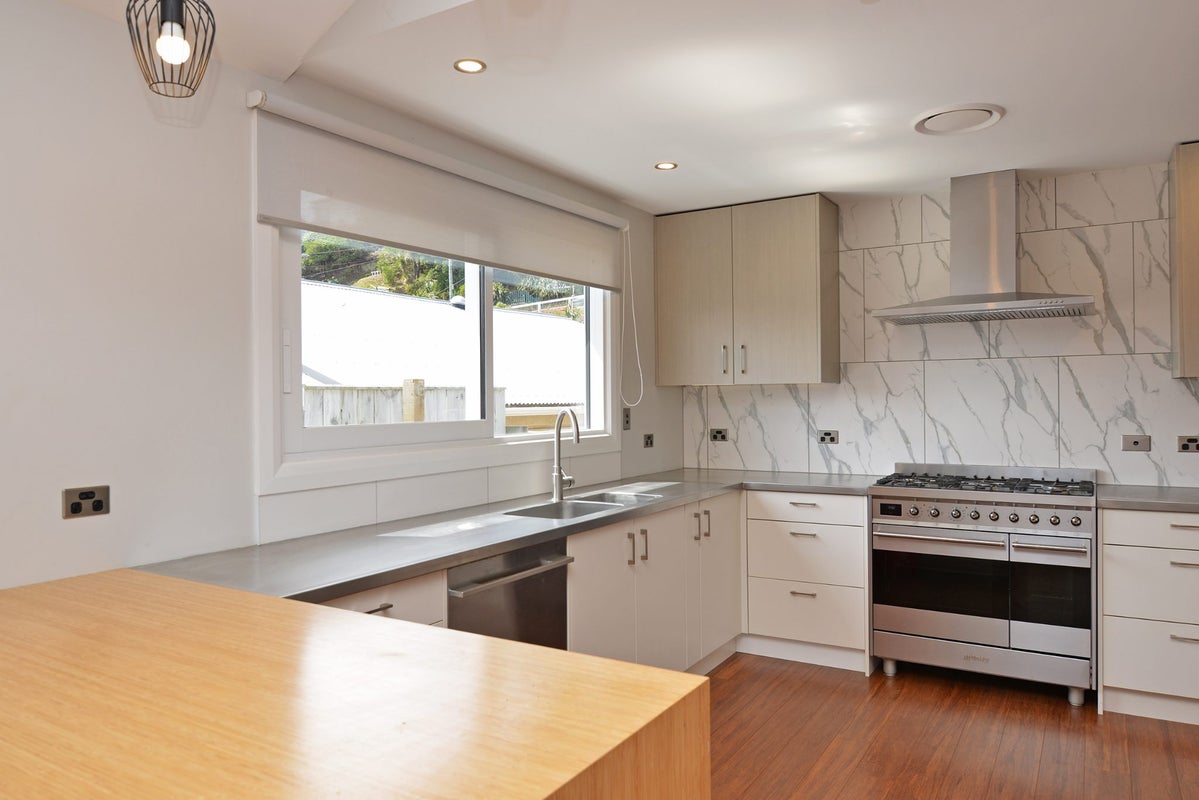 11 Lonsdale Crescent, Rongotai, Wellington - Carousel 1