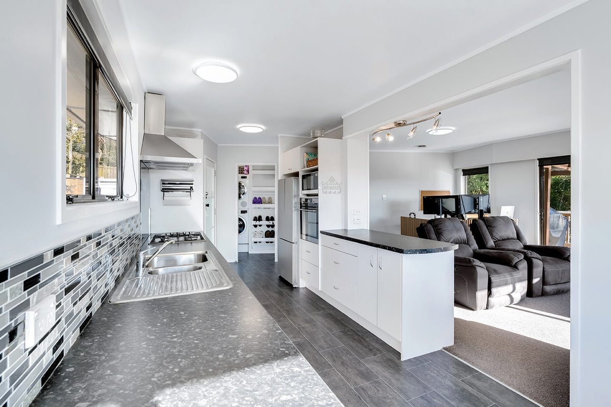 15 Amanda Avenue, Dinsdale, Hamilton - Carousel 2