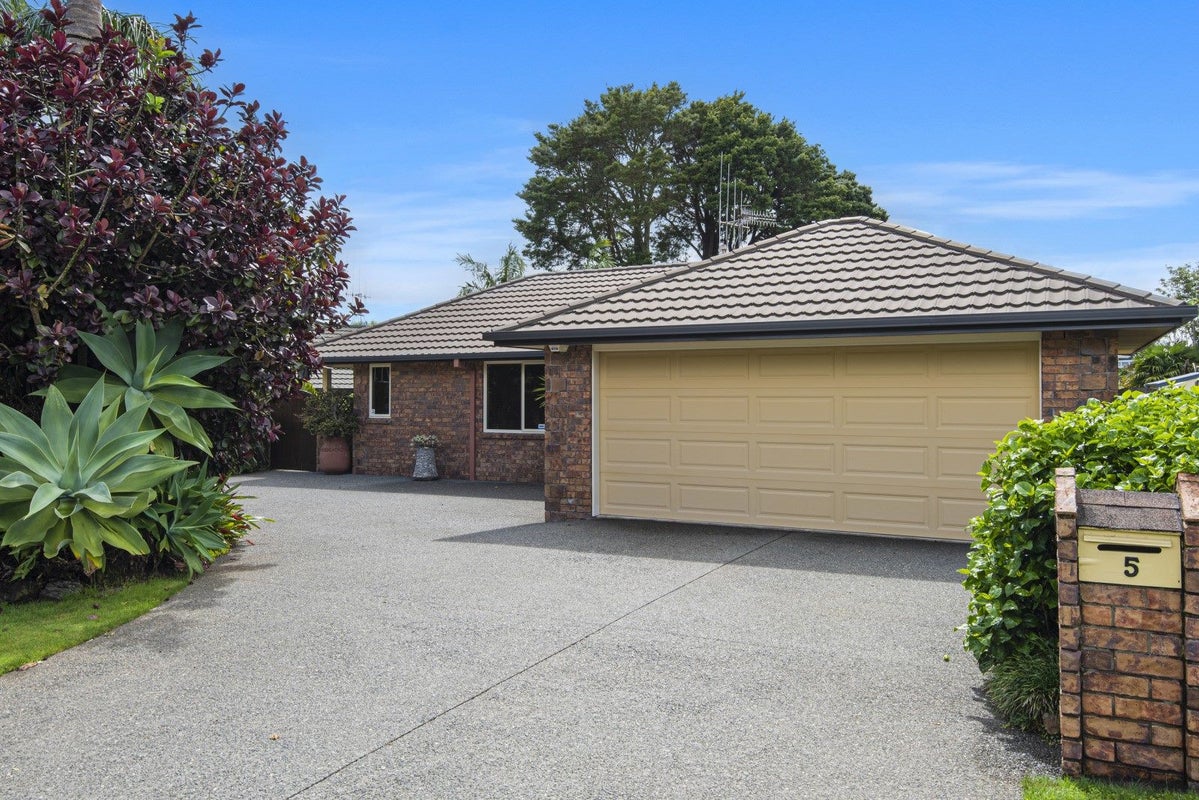 5 Conifer Grove, Kamo, Whangarei - Carousel 1