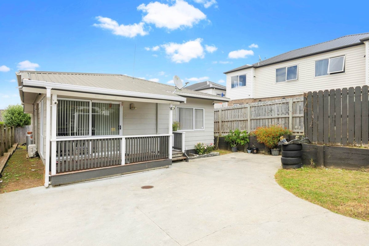 2 Bill Phillip Place, Clendon Park, Auckland - Carousel 2