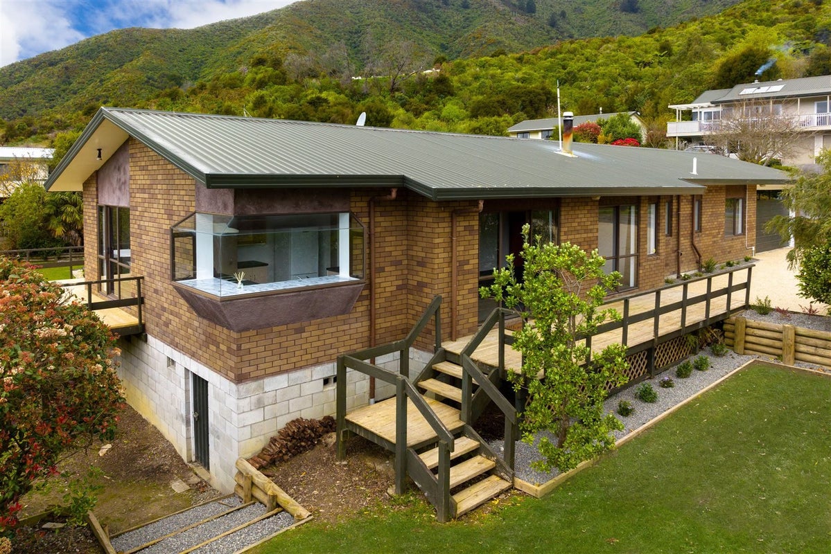 12 Rimu Terrace, Waikawa, Picton - Carousel 1