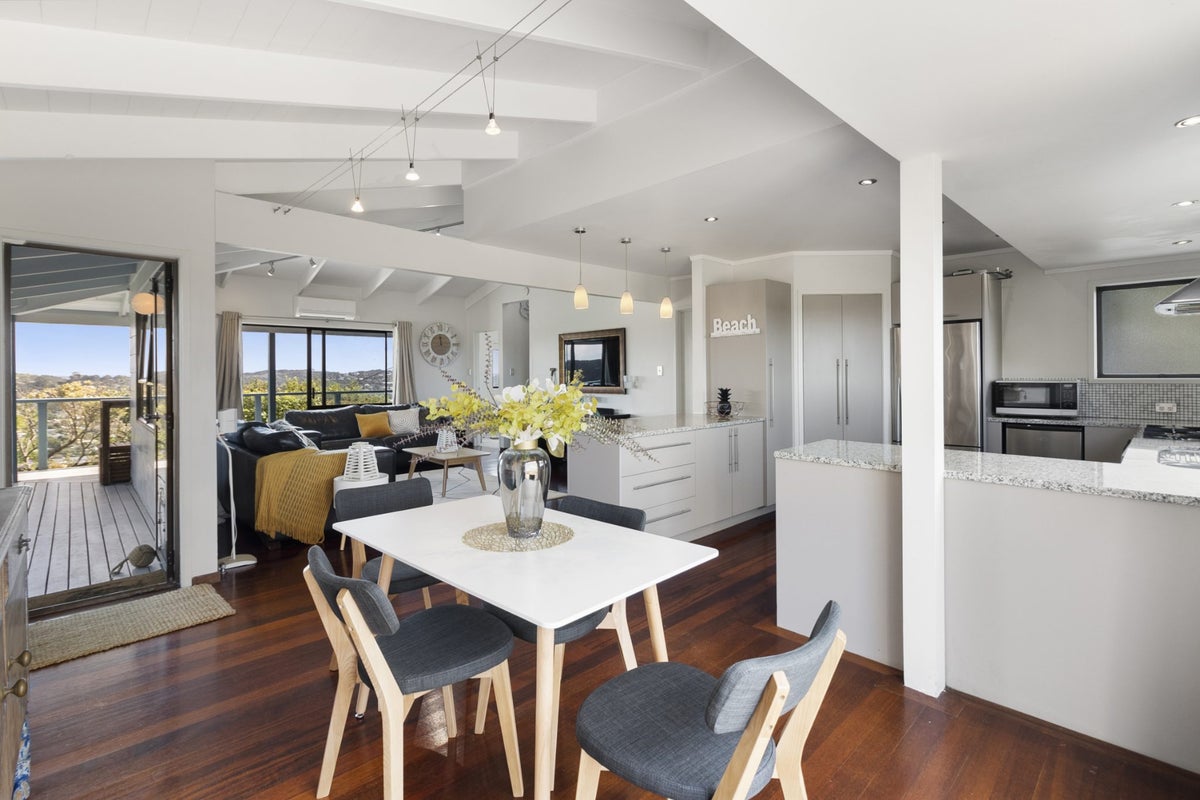 11 Burrell Road, Oneroa, Waiheke Island - Carousel 1
