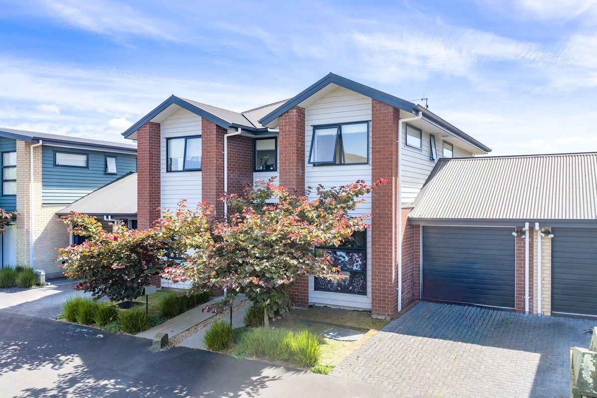 2/54 Helena Road, Hillcrest, Hamilton - Carousel 1
