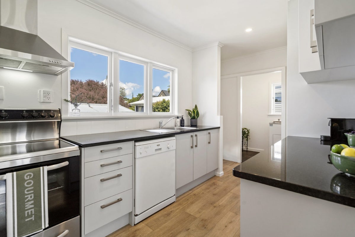 9 Eskdale Road, Birkdale, Auckland - Carousel 2