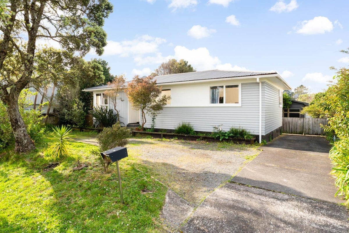 90 Riverpark Crescent, Henderson, Waitakere City, Auckland - Carousel 1