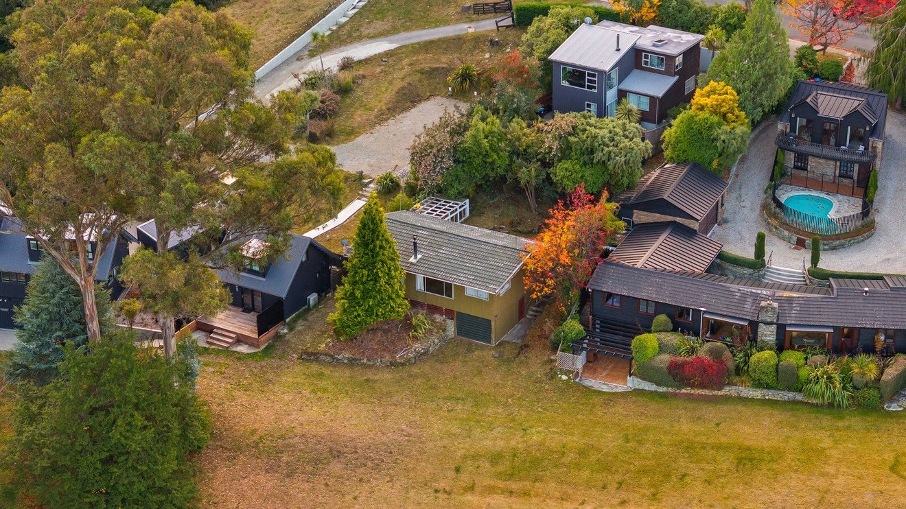 2/83 ARAWATA TCE, SUNSHINE BAY, QUEENSTOWN - Carousel 6