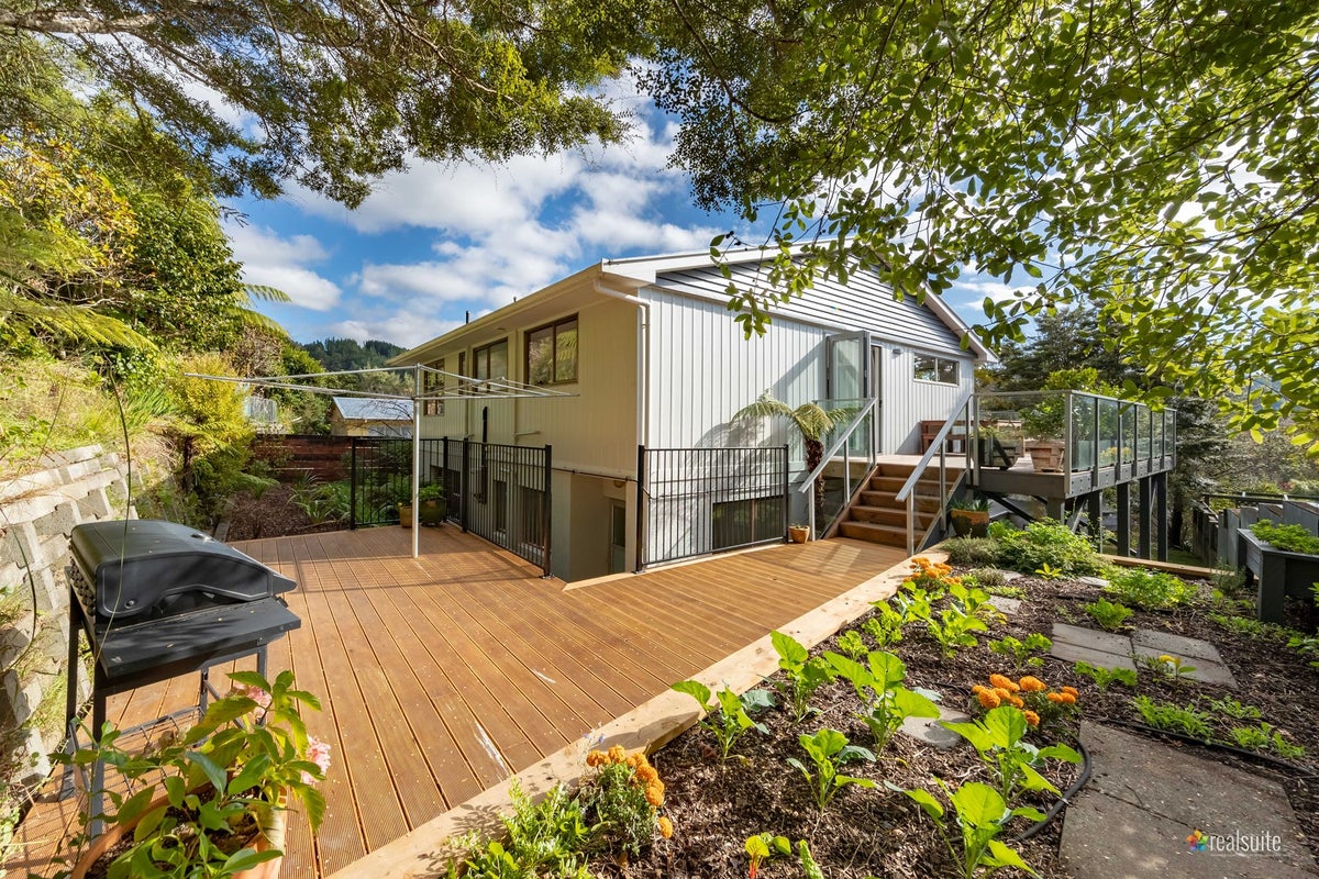 8 Chichester Drive, Pinehaven, Upper Hutt - Carousel 2