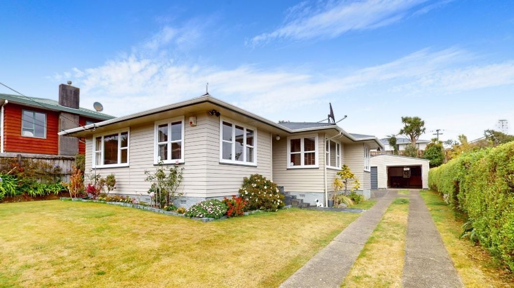 41 Kenmore Street, Newlands, Wellington - Carousel 1
