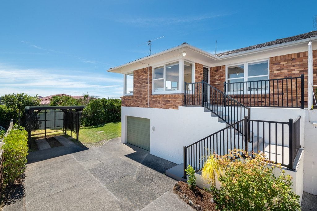 2/12 Westwell Road, Belmont, Auckland - Carousel 1