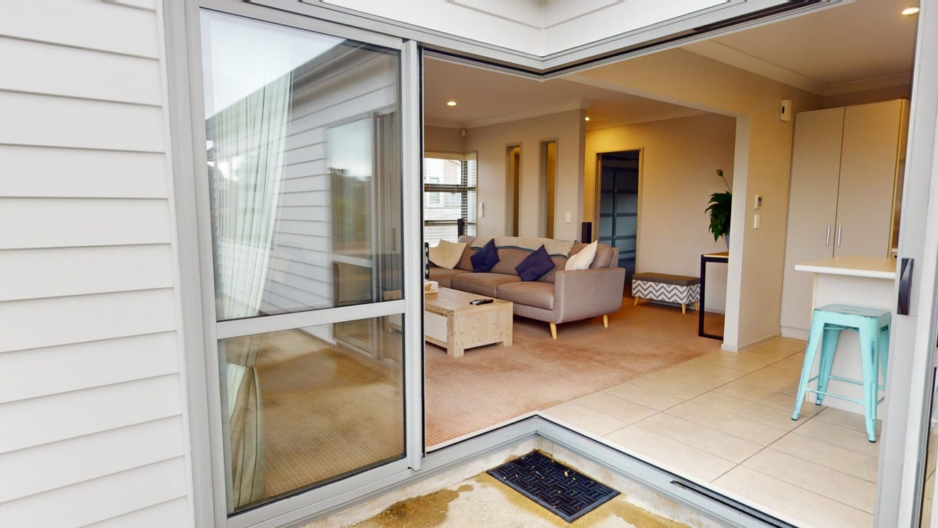 2 Gennaker Lane, Whitby, Porirua - Carousel 16