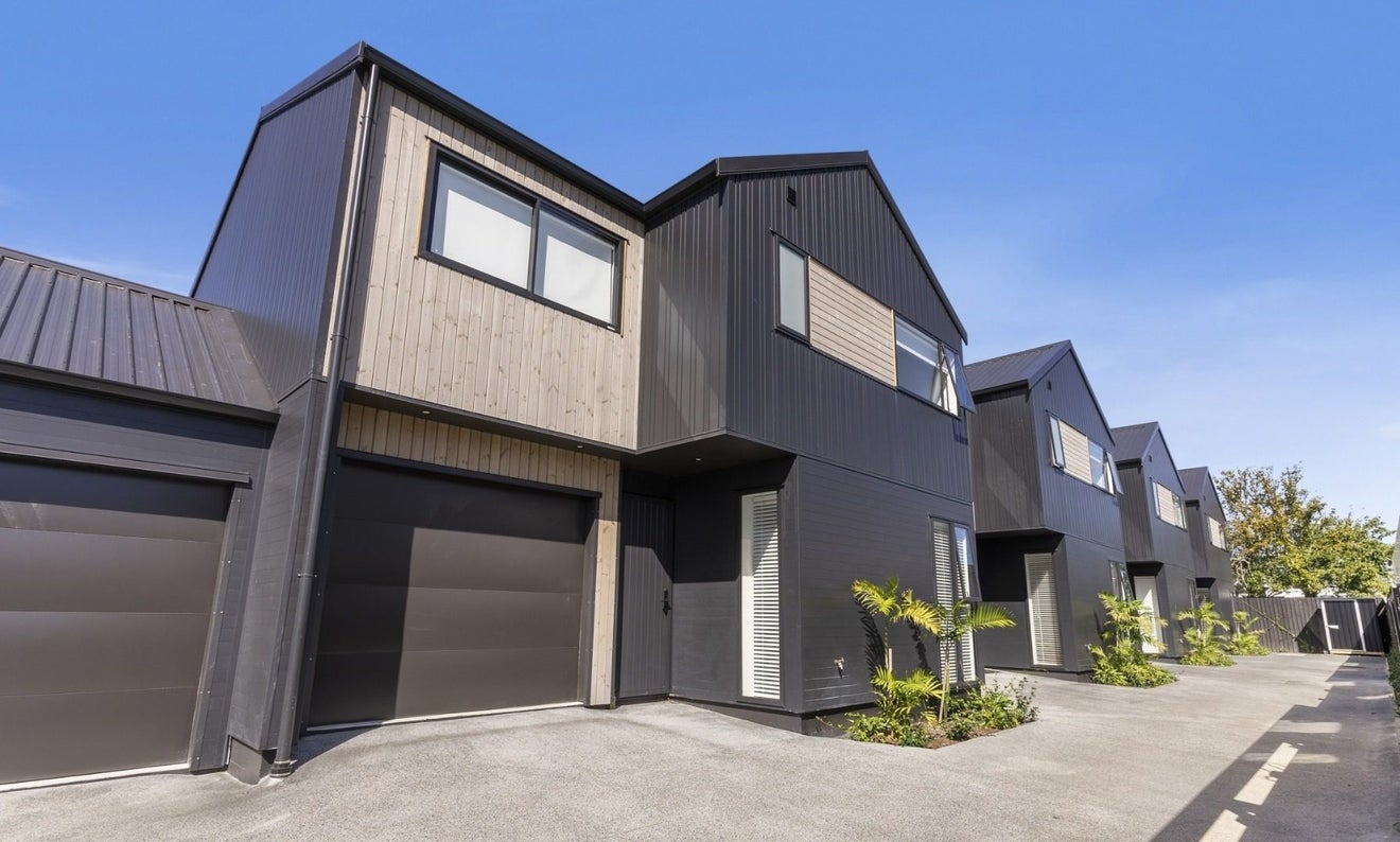 16E Hamurana Place, Te Atatu Peninsula, Auckland - Carousel 1