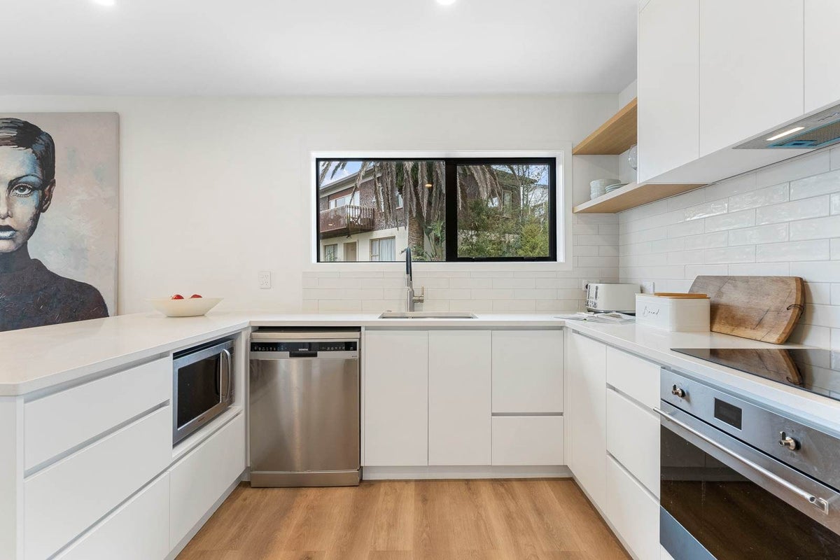 1/12 Surville Place, Mairangi Bay, Auckland - Carousel 2
