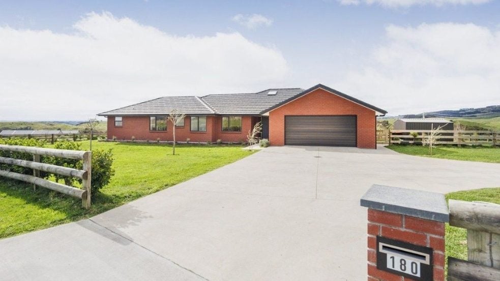 180 Kingsdale Park Drive, Palmerston North - Carousel 1