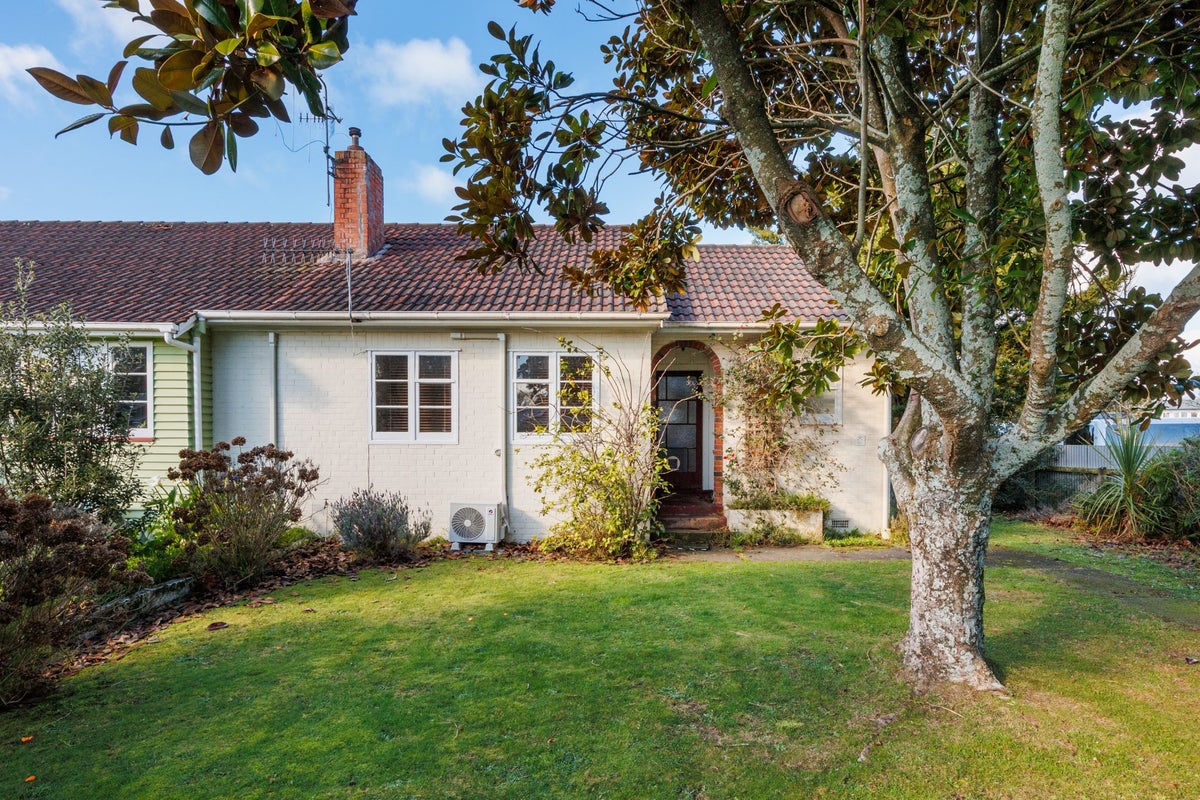 200 College Street, West End, Palmerston North - Carousel 1