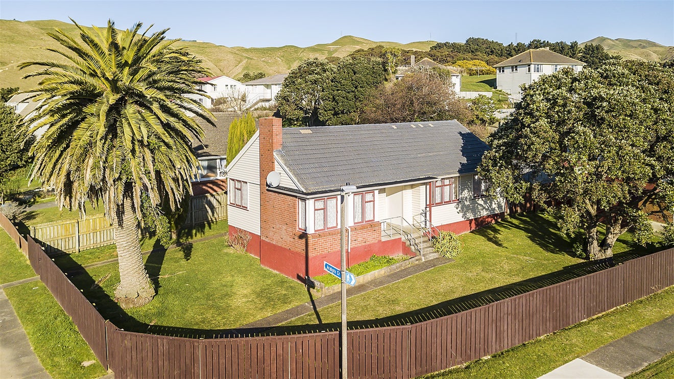 2 Arahura Crescent, Waitangirua, Porirua - Carousel 1