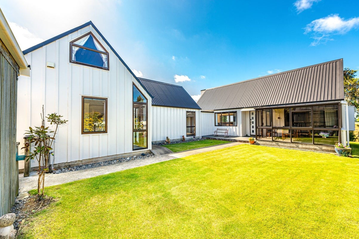 11 Burtts Road, Durie Hill, Whanganui - Carousel 1