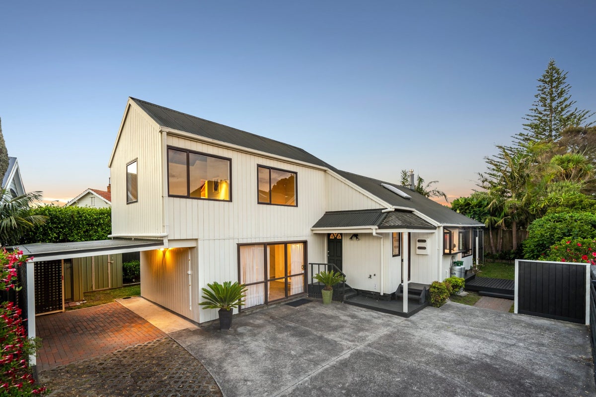 2/13 Faulkner Road, Northcote Point, Auckland - Carousel 1