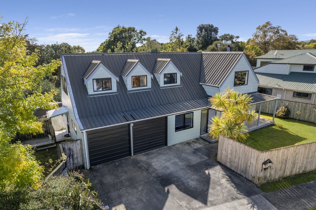 28 Heathcote Place, Fitzherbert, Palmerston North - Carousel 1