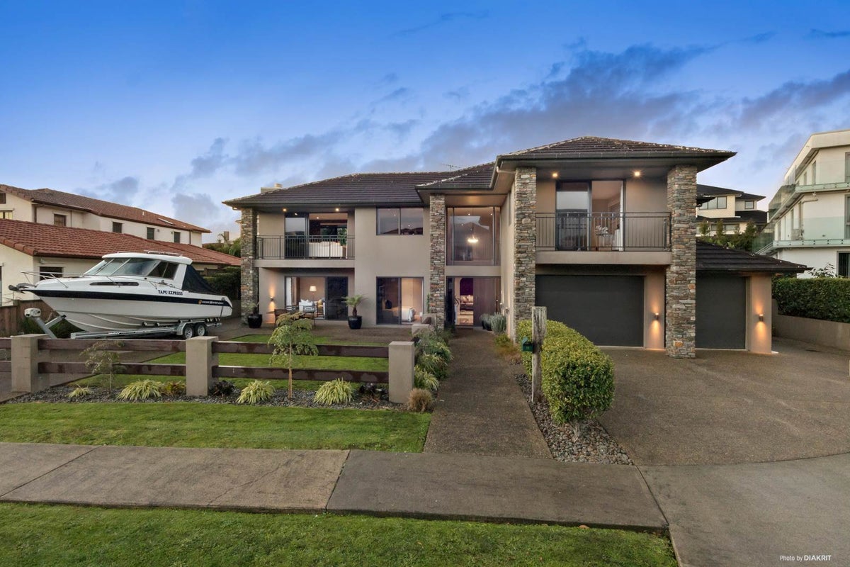 16 Skye Road, East Tamaki Heights, Auckland - Carousel 1
