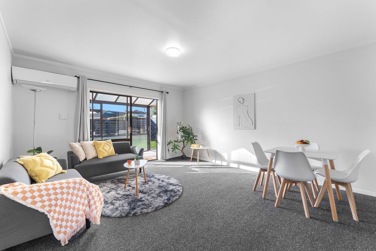 2/20 Bolton Street, Blockhouse Bay, Auckland - Carousel 1