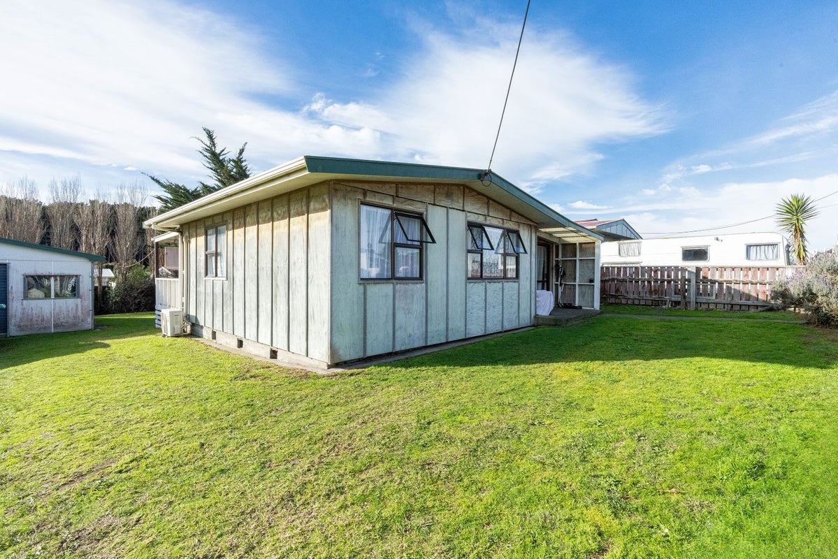 9 Hennessey Street East, Foxton Beach, Foxton - Carousel 1