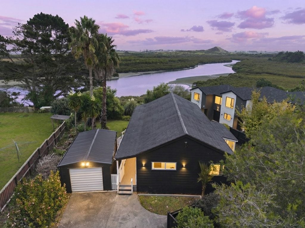 20 Rukumoana Place, Clendon Park, Auckland - Carousel 1