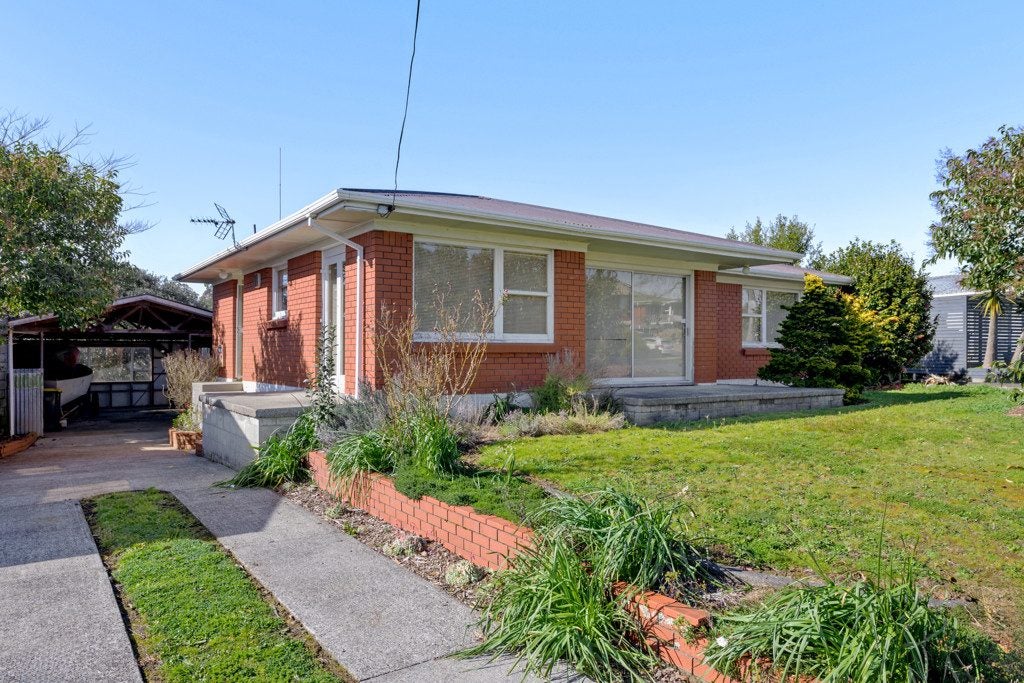 26 Garden Heights Avenue, Glenview, Hamilton - Carousel 1