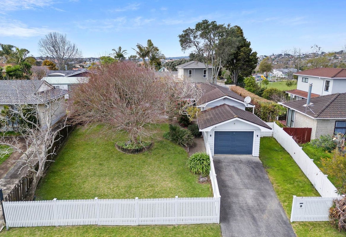18 Booralee Avenue, Botany Downs, Auckland - Carousel 1