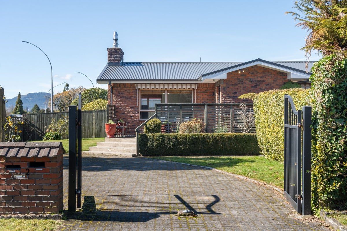 2 Batten Street, Glenholme, Rotorua - Carousel 1