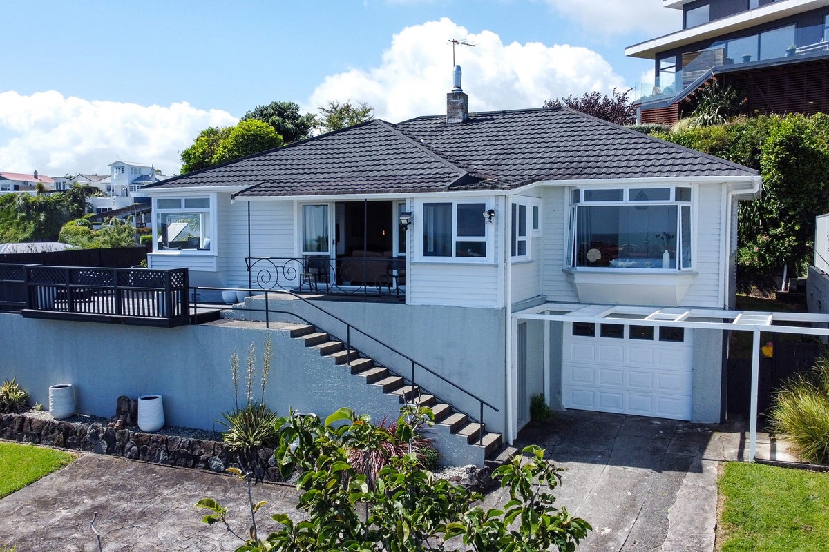 50 Calvert Road, Lynmouth, New Plymouth - Carousel 1