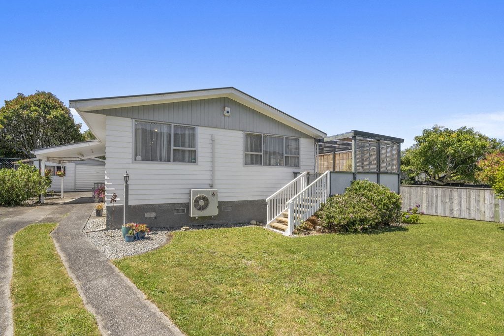 8 Omaha Grove, Totara Park, Upper Hutt - Carousel 1
