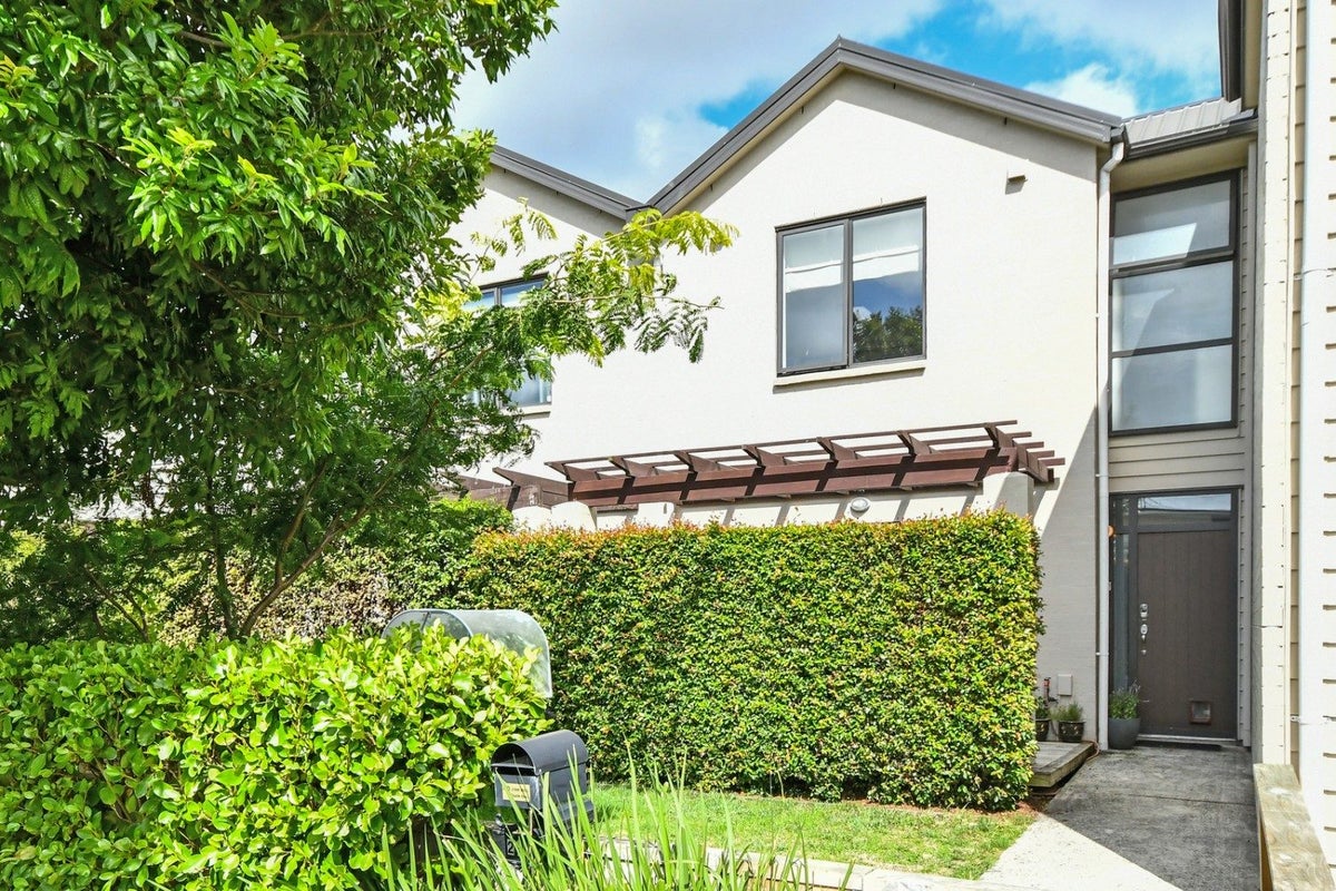 25 Popokatea Drive, Takanini, Auckland - Carousel 1