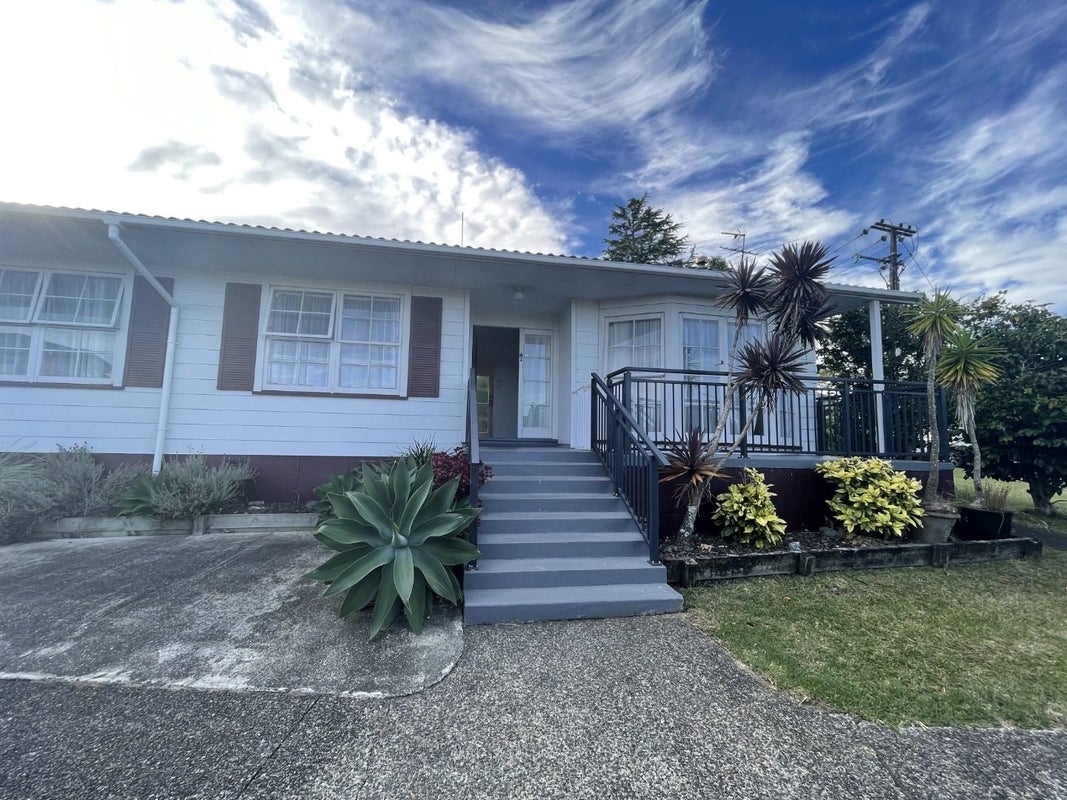 81 Sycamore Drive, Sunnynook, Auckland - Carousel 1