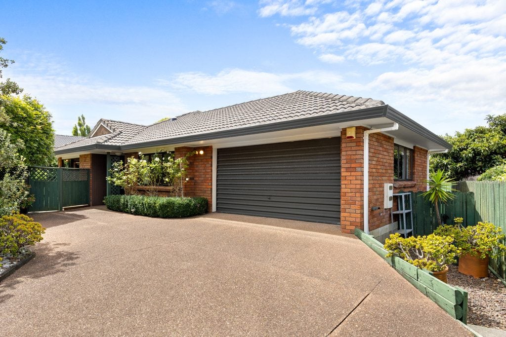 3/6 Kookaburra Place, Botany Downs, Auckland - Carousel 1